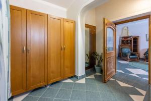 einen Flur mit Holzschränken und ein Zimmer mit Stuhl in der Unterkunft Ferienhaus für 8 Personen ca 300 qm in Jadranovo, Kvarner Bucht Crikvenica und Umgebung in Jadranovo