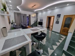 eine Küche mit einer weißen Theke und ein Wohnzimmer in der Unterkunft Ferienhaus für 8 Personen ca 300 qm in Jadranovo, Kvarner Bucht Crikvenica und Umgebung in Jadranovo + 32 Fotos