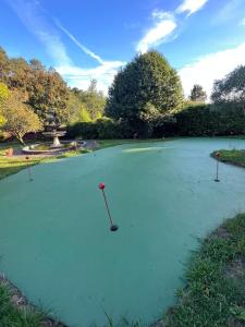 ein Golfplatz in einem Park mit einem Brunnen in der Unterkunft Ferienhaus für 3 Personen  1 Kind ca 70 qm in Brin, Galicien Binnenland von Galicien in Brion