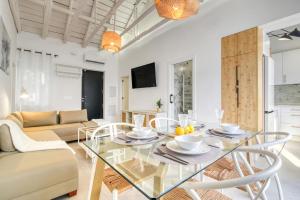 TV a/nebo společenská místnost v ubytování Private House PRIVATE POOL Private Andalusian Courtyard BBQ Near Historic Center