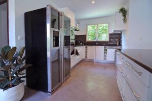 Dapur atau dapur kecil di MULUA Design & Modern House - Terrasse - Jacuzzi - Parking