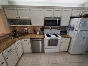 Η κουζίνα ή μικρή κουζίνα στο Summerhouse 433 condo +31 φωτογραφίες