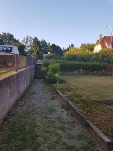 a concrete retaining wall with a path in a yard at Handwerkerhaus Balaro in Weil im Schönbuch +7 photos