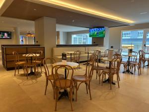a dining room with tables and chairs in a restaurant at Hotel Don Juan Tossa in Tossa de Mar