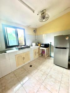 Kuchyň nebo kuchyňský kout v ubytování Tnon Samui Hostel