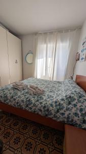 Posteľ alebo postele v izbe v ubytovaní Casa a 20 metri dal mare!