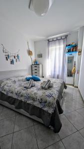 Posteľ alebo postele v izbe v ubytovaní Casa a 20 metri dal mare!