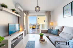 Posezení v ubytování Beachside Retreat with Private Terrace