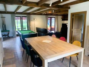 a dining room with a table and ping pong ball at Villa La Meuse - De Maas in Yvoir