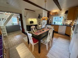 a kitchen and dining room with a table and chairs at The Soldiers house in Ekshard