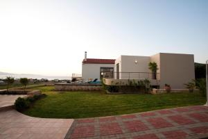 a villa with a view of the ocean at Villa Pounentes in Kissamos