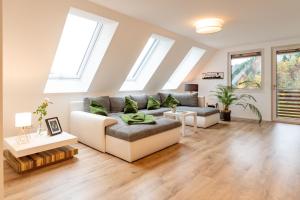 Una sala de estar con un sofá y algunas ventanas. en Haus Mit Whirlpool, Sauna Und Schwarzwaldblick, en Hausach
