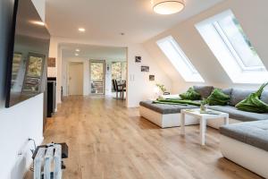 una sala de estar con un sofá y una mesa en Haus Mit Whirlpool, Sauna Und Schwarzwaldblick, en Hausach