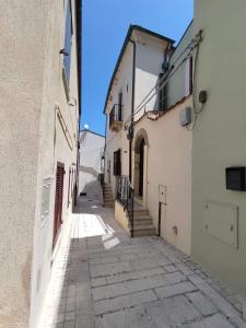 an alley with white buildings and a blue sky at La casa nel borgo in Termoli