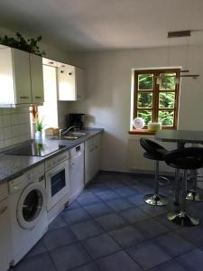 una cocina con lavadora y fregadero en Ferienwohnung Schoenk In Havetoft, en Havetoft 6 fotos más