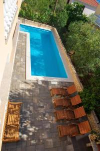 a swimming pool with a stairway leading to a patio at Pension Tina Appartement 2 in Šilo