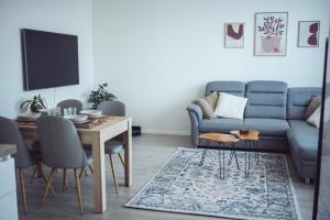 Posedenie v ubytovaní Modern 1-Bedroom Apartment ǀ AC, Free Parking