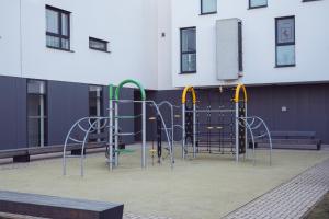 Detský kútik v ubytovaní Modern 1-Bedroom Apartment ǀ AC, Free Parking