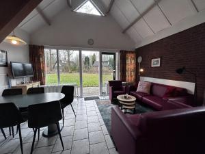 TV a/nebo společenská místnost v ubytování Bungalowpark Simpelveld - Delta 112