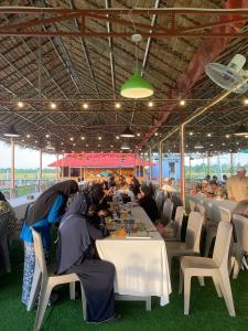 En restaurant eller et andet spisested på Châu Đốc - Hanif Glamping