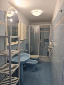 Un baño con dos inodoros, un lavabo y una ducha. en Real Venice Biennale, en Venecia