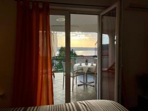 Ένα ή περισσότερα κρεβάτια σε δωμάτιο στο Neu Erbautes Apartment Mit Großem Balkon +29 φωτογραφίες