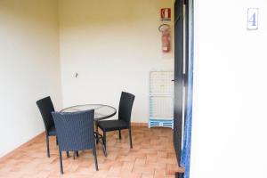 a dining room with a glass table and chairs at Wohnung 4 Studio in Cattolica Eraclea
