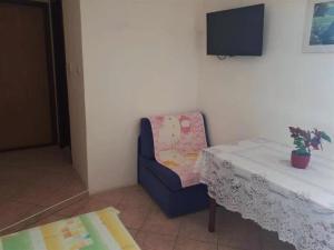 a room with a table and a chair and a television at Ferienwohnung Für 2 Personen Ca 25 M Sup2 In Zubovici, Adriaküste Kroatien Kroatische Inseln in Zubovići