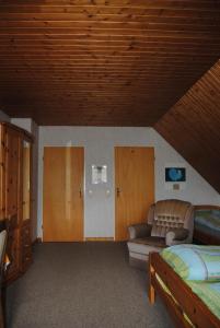 GoosefeldにあるLändliche Ferienwohnung In Beliebtem Gästehausの部屋にベッドとソファがある寝室