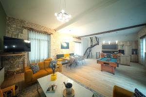 TV a/nebo společenská místnost v ubytování Domaine à proximité de Chinon avec piscine, billard, pétanque, jeux pour enfants