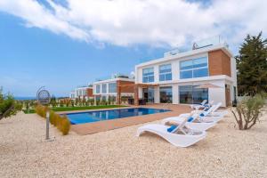 Πισίνα στο ή κοντά στο Luxuriöse Villa Mit 4 Schlafzimmern, Pool Und Whirlpool