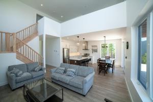 Χώρος καθιστικού στο Tobermory Modern Waterfront Escape