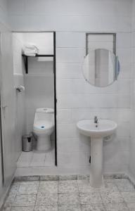 a bathroom with a sink and a toilet at Cowboys Home in Juayúa