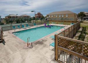 ein großer Pool in einem Apartmentkomplex in der Unterkunft Above The Waves House in Fort Morgan