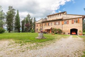 an old stone house with a large yard at Appartamento San Benedetto in San Gimignano
