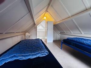 ein kleines Schlafzimmer mit einem Bett und einem Fenster in der Unterkunft Bungalowpark Simpelveld - Delta 154 in Simpelveld