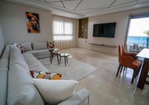 O zonă de relaxare la Appartement luxueux vue mer