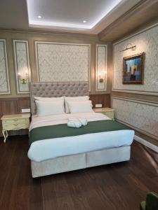 um quarto com uma cama grande em um quarto em Hotel Kerber em Podgorica