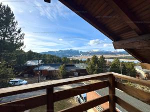 Nespecifikovaný výhled na hory nebo výhled na hory při pohledu z chaty