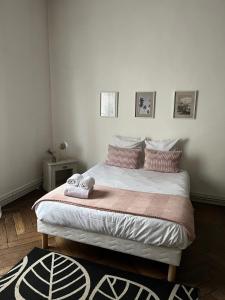 a bedroom with a bed with two towels on it at Appartment Doutre Terrasse- 2ch in Angers +5 photos