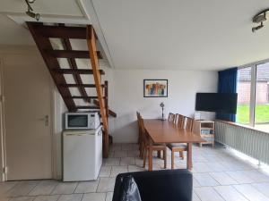 Kuchyň nebo kuchyňský kout v ubytování Bungalowpark Simpelveld - Delta 109 + 7 fotografií