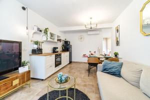 ein Wohnzimmer mit Sofa und Tisch in der Unterkunft Ferienhaus für 5 Personen ca 65 qm in Supetar, Dalmatien Mitteldalmatien in Supetar