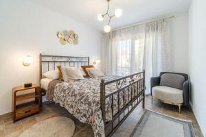 ein Schlafzimmer mit einem Bett und einem Stuhl in der Unterkunft Ferienhaus für 5 Personen ca 65 qm in Supetar, Dalmatien Mitteldalmatien in Supetar