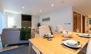 - une salle à manger et un salon avec une table en bois dans l'établissement Cropton Lodge at Galtres Retreat, à Pickering