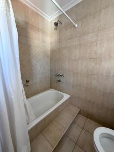 ein Badezimmer mit Badewanne und Toilette in der Unterkunft Casa del Bicentenario in Tandil