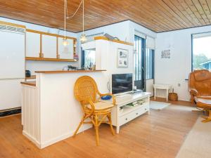Kuchyň nebo kuchyňský kout v ubytování 8 person holiday home in Struer-By Traum
