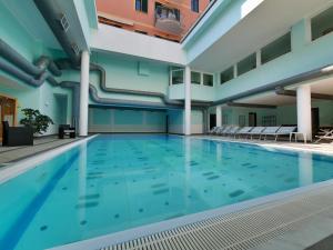 an indoor swimming pool in a building at Belvedere Mondial in Moneglia