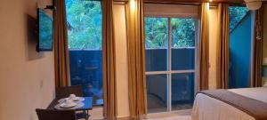 Postel nebo postele na pokoji v ubytování Chalé Bonito Pousada em Paraty - Acomodações Privativas e Completas - Natureza - Wi-fi - TV - Garagem