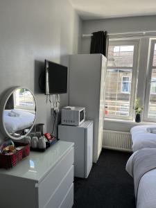 TV a/nebo společenská místnost v ubytování Harbourside Hotel