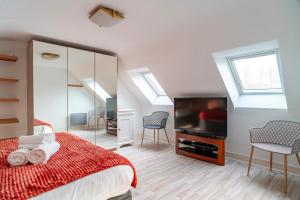 ein Schlafzimmer mit einem Bett und einem Flachbildfernseher in der Unterkunft Fetan Stirec - Appt vue mer in Locmariaquer